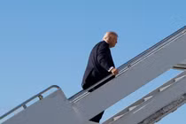 Tổng thống Mỹ Donald Trump lên chuyên cơ Không lực Một tại Sân bay Quốc tế Palm Beach ở West Palm Beach, Florida, Mỹ, ngày 1/3. Ảnh: Reuters.