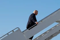 Tổng thống Mỹ Donald Trump lên chuyên cơ Không lực Một tại Sân bay Quốc tế Palm Beach ở West Palm Beach, Florida, Mỹ, ngày 1/3. Ảnh: Reuters.