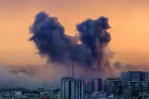 Một cột khói bốc lên sau cuộc tấn công vào Tehran ngày 3/3. Cuộc chiến của Mỹ và Israel chống lại Iran đã làm đảo lộn nền kinh tế toàn cầu. Ảnh: AFP.