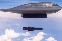 Máy bay B-2 Spirit thả bom GBU-57 trong quá trình thử nghiệm. Ảnh: MW.