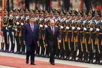 Tổng thống Nga Vladimir Putin và Chủ tịch Trung Quốc Tập Cận Bình duyệt đội danh dự trong buổi lễ đón tiếp tại Đại lễ đường Nhân dân ở Bắc Kinh hôm 20/5. Ảnh: Reuters.