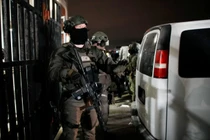 Các sĩ quan liên bang thuộc Bộ Tư pháp đứng gác bên ngoài Trung tâm Giam giữ Metropolitan ở Brooklyn, thành phố New York. Ảnh: Reuters.