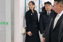 Bà Kim Yo-jong bên phải đang thị sát bệnh viện mới Kusong. Ảnh: AFP.