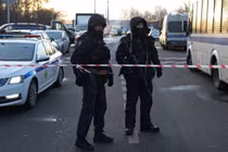 Các sĩ quan cảnh sát phong tỏa con đường gần hiện trường vụ nổ chết người hôm 24/12. Ảnh: Reuters.