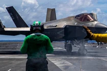 Máy bay F-35C trên tàu sân bay USS Abraham Lincoln. Ảnh: MW.