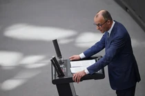 Thủ tướng Đức Friedrich Merz đọc bản tuyên bố của chính phủ trước Hạ viện về hội nghị thượng đỉnh EU sắp tới, tại Berlin, Đức ngày 18/3. Ảnh: Reuters.