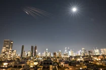 Một tên lửa của Iran mang đầu đạn chùm đang bay về phía Israel, trong bối cảnh xung đột giữa Mỹ và Israel với Iran, tại miền Trung Israel. Ảnh: Reuters.