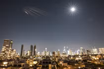 Một tên lửa của Iran mang đầu đạn chùm đang bay về phía Israel, trong bối cảnh xung đột giữa Mỹ và Israel với Iran, tại miền Trung Israel. Ảnh: Reuters.