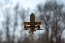 Một UAV đánh chặn Sting do công ty Wild Hornets của Ukraine sản xuất đang bay lượn tại một địa điểm không được tiết lộ ở Ukraine, ngày 16/3. Ảnh: Reuters.