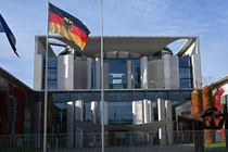 Quốc kỳ Đức tung bay trước Phủ Thủ tướng Liên bang, Berlin, Đức ngày 31/10/2025. Ảnh: Getty.