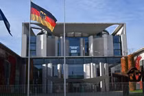 Quốc kỳ Đức tung bay trước Phủ Thủ tướng Liên bang, Berlin, Đức ngày 31/10/2025. Ảnh: Getty.