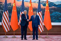 Hình ảnh Tổng thống Mỹ Donald Trump tham gia các sự kiện tại Đại lễ đường Nhân dân và bắt tay với Chủ tịch Trung Quốc Tập Cận Bình vào ngày 14/5 tại Bắc Kinh, Trung Quốc. Ảnh: Reuters.