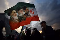 Một người đàn ông cầm cờ trong một cuộc biểu tình ở Tehran, Iran hôm 30/4. Ảnh: Reuters.