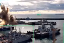 Đoạn phim do SBUcông bố cho thấy một cuộc tấn công vào tàu ngầm Nga tại một cơ sở cảng ở Novorossiysk, vùng Krasnodar, Nga, trong đoạn video được công bố vào ngày 15/12. Ảnh: Reuters.