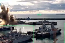 Đoạn phim do SBUcông bố cho thấy một cuộc tấn công vào tàu ngầm Nga tại một cơ sở cảng ở Novorossiysk, vùng Krasnodar, Nga, trong đoạn video được công bố vào ngày 15/12. Ảnh: Reuters.