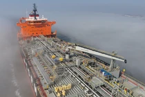 Giá dầu đã vượt mốc 90 USD/thùng vào cuối tuần trước và có thể sẽ tiếp tục tăng cao. Ảnh: EPA.