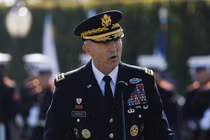 Tướng Randy George, Tham mưu trưởng Lục quân Mỹ, phát biểu trong buổi lễ vinh danh tù binh chiến tranh tại Lầu Năm Góc ở Washington, D.C., Mỹ ngày 19/9/2025. Ảnh: Reuters.