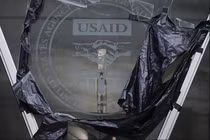 Những dấu tích còn sót lại của biển hiệu thuộc Cơ quan Phát triển Quốc tế Hoa Kỳ (USAID) trên mặt tiền của Tòa nhà Ronald Reagan và Trung tâm Thương mại Quốc tế ở Washington, DC, ngày 29/12/2025. Ảnh: AFP.