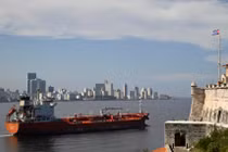 Tàu chở dầu và hóa chất Ocean Mariner mang cờ Liberia đi qua vịnh Havana ngày 11/1, trong bối cảnh căng thẳng giữa Mỹ và Cuba leo thang. Ảnh: Reuters.