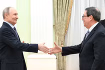 Tổng thống Nga Vladimir Putin gặp gỡ Ngoại trưởng Cuba Bruno Rodriguez Parrilla tại Điện Kremlin hôm 18/2. Ảnh: Sputnik.