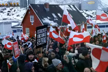 Người dân cầm cờ Greenland tập trung trước lãnh sự quán Mỹ để phản đối Tổng thống Mỹ Donald Trump và ý định tuyên bố sáp nhập Greenland của ông, ngày 17/1. Ảnh: Getty.