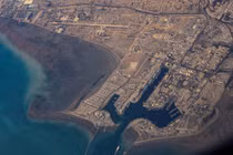 Ảnh chụp từ trên không bờ biển Iran và cảng Bandar Abbas ở eo biển Hormuz, ngày 10/12/2023. Ảnh: Reuters.