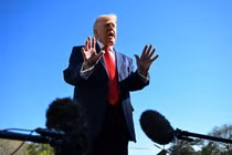 Tổng thống Donald Trump phát biểu trước báo chí khi rời Nhà Trắng, trên đường đến căn cứ không quân Andrews ở Washington, D.C. vào ngày 11/4. Ảnh: Reuters.