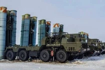 Phương tiện phóng tên lửa đất đối không thuộc hệ thống phòng không S-400. Ảnh: MW.