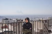 Asal, một nhà thiết kế thời trang 35 tuổi điều hành xưởng riêng, cho biết bà lo lắng về tương lai và công việc, nhưng vẫn quyết định ở lại Tehran. Ảnh: Guardian.