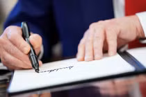 Tổng thống Mỹ Donald Trump ký tên khi ông duyệt các sắc lệnh và tuyên bố hành pháp tại Phòng Bầu dục ở Nhà Trắng, Washington, D.C., Mỹ ngày 9/4/2025. Ảnh: Reuters.