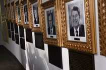 Những bức chân dung kèm theo các tấm biển chú thích mới trên Đại lộ Danh vọng Tổng thống ở khu vực hành lang của Nhà Trắng, ngày 17/12. Ảnh: AFP.