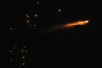 Mảnh vỡ tên lửa rơi xuống sau khi hệ thống phòng không Israel phóng tên lửa đánh chặn trên bầu trời Tel Aviv, Israel hôm 1/3. Ảnh: Xinhua.