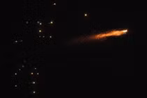 Mảnh vỡ tên lửa rơi xuống sau khi hệ thống phòng không Israel phóng tên lửa đánh chặn trên bầu trời Tel Aviv, Israel hôm 1/3. Ảnh: Xinhua.