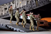 Các thành viên quân đội khiêng hòm đựng hài cốt trong buổi lễ chuyển giao hài cốt của Trung sĩ Benjamin Pennington thuộc Lục quân Mỹ. Ảnh: Reuters.