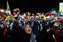 Người dân hô khẩu hiệu trong một cuộc tuần hành ở Tehran, Iran ngày 6/5. Ảnh: Reuters.