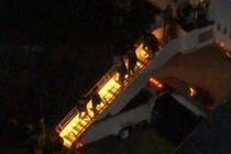 Tổng thống Venezuela Nicolas Maduro được dẫn giải xuống máy bay tại Căn cứ Không quân Vệ binh Quốc gia Stewart ở Newburgh, New York. Ảnh: Reuters.