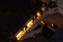 Tổng thống Venezuela Nicolas Maduro được dẫn giải xuống máy bay tại Căn cứ Không quân Vệ binh Quốc gia Stewart ở Newburgh, New York. Ảnh: Reuters.