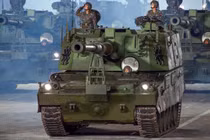 Pháo tự hành Juche-107 155 mm của Triều Tiên. Ảnh: mW.