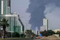 Khói bốc lên từ hướng một cơ sở năng lượng ở tiểu vương quốc Fujairah thuộc vùng Vịnh vào ngày 14/3. Ảnh: AFP.