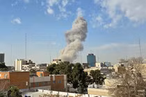 Một cột khói bốc lên sau vụ nổ tại Tehran, Iran ngày 28/2. Ảnh: Getty.