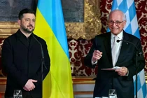 Tổng thống Ukraine Volodymyr Zelensky (trái) và Chủ tịch Hội nghị An ninh Munich Wolfgang Ischinger tham dự lễ trao giải thưởng Ewald von Kleist bên lề Hội nghị An ninh Munich lần thứ 62 (MSC). Giải thưởng năm nay được trao cho người dân Ukraine. Ảnh: DPA.