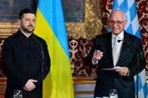 Tổng thống Ukraine Volodymyr Zelensky (trái) và Chủ tịch Hội nghị An ninh Munich Wolfgang Ischinger tham dự lễ trao giải thưởng Ewald von Kleist bên lề Hội nghị An ninh Munich lần thứ 62 (MSC). Giải thưởng năm nay được trao cho người dân Ukraine. Ảnh: DPA.