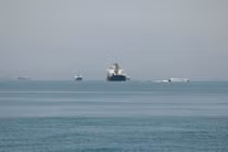 Các tàu thuyền trên eo biển Hormuz, Iran, ngày 22/5. Ảnh: Reuters.