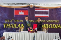 Bộ trưởng Quốc phòng Campuchia Tea Seiha và Bộ trưởng Quốc phòng Thái Lan Natthaphon Narkphanit chụp ảnh cùng các tài liệu trong cuộc họp đặc biệt của Ủy ban Biên giới chung (GBC) tại một trạm kiểm soát biên giới, thuộc tỉnh Chanthaburi, Thái Lan, ngày 27/12. Ảnh: Reuters.