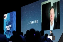 Elon Musk, người sáng lập SpaceX và CEO của Tesla, phát biểu trên màn hình tại Đại hội Thế giới Di động (MWC) ở Barcelona, ​​Tây Ban Nha, ngày 29/6/2021. Ảnh: Reuters.