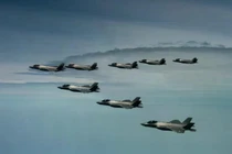 Máy bay F-35 Lightning II của Không quân Mỹ bay sát bên cạnh các máy bay F-35 của Hàn Quốc trong một cuộc tập trận trên Biển Hoàng Hải. Ảnh: Reuters.