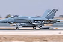 Máy bay F-18E Super Hornet của Hải quân Mỹ tại Căn cứ Không quân Muwaffaq Salti, Jordan, thuộc Phi đội Chiến đấu Cơ 25. Ảnh: MW.