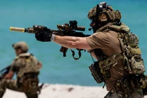 Lực lượng đặc nhiệm Lục quân Mỹ tiến hành cuộc trình diễn tấn công đổ bộ đường biển. Ảnh: MW.