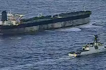 Tàu tuần tra bờ biển Mỹ hộ tống tàu chở dầu Marinera. Ảnh: Getty.