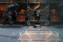 Một người quét dọn đi bộ gần các tác phẩm điêu khắc dưới chân các tòa nhà chọc trời của Trung tâm Thương mại Quốc tế Moscow ngày 2/10. Ảnh: Reuters.